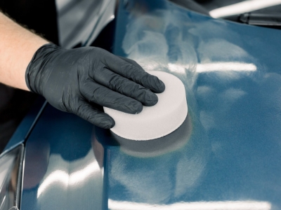 Jaki wosk wybrać, aby skutecznie zabezpieczyć lakier samochodu w okresie jesieni