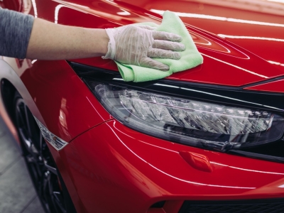 Jak Skutecznie Usunąć Żywicę i Klej z Lakieru Samochodowego?